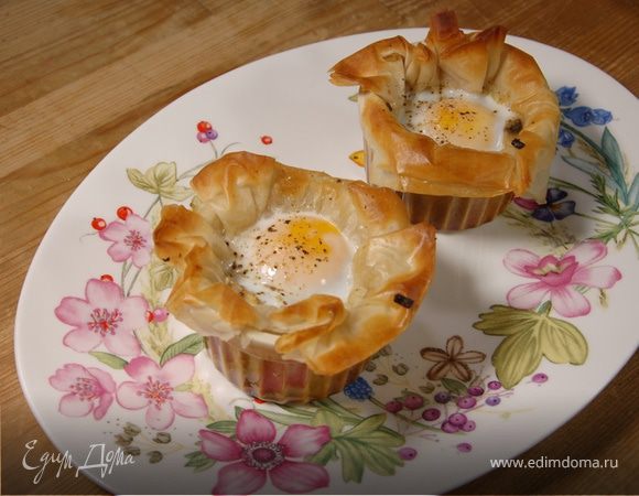 Яйца, запеченные с шампиньонами и луком в тесте фило