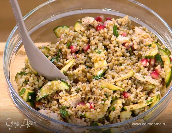 Салат из булгура с курицей, цукини и гранатом 