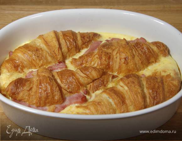 Круассаны, запеченные с яйцами, сыром и ветчиной 