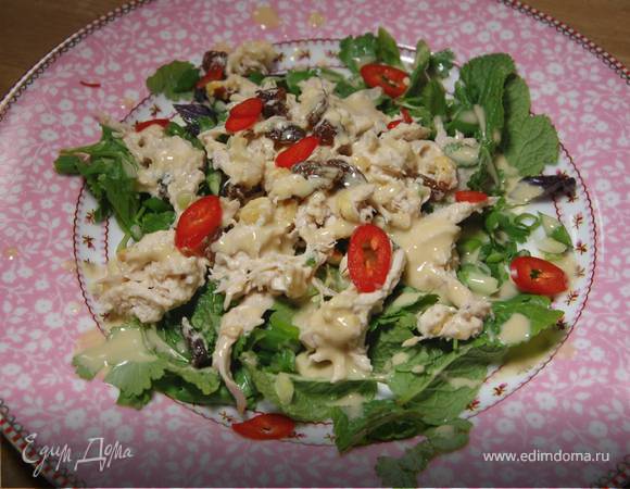 Салат с курицей, изюмом и орехами 