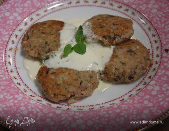 Мятные сырники с маслинами и сметанным соусом 