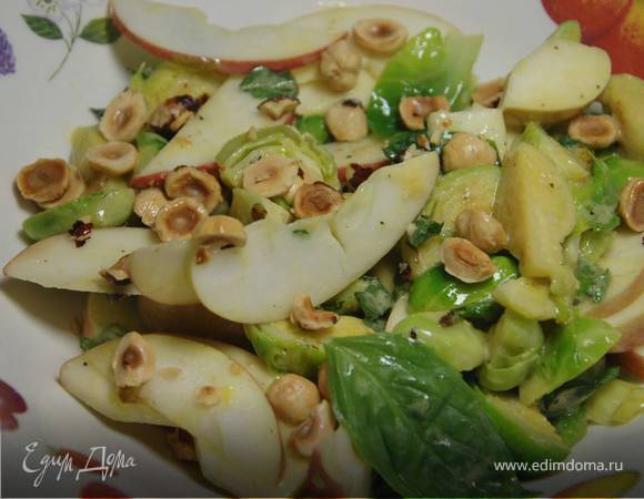 Салат из брюссельской капусты с яблоком и орехами