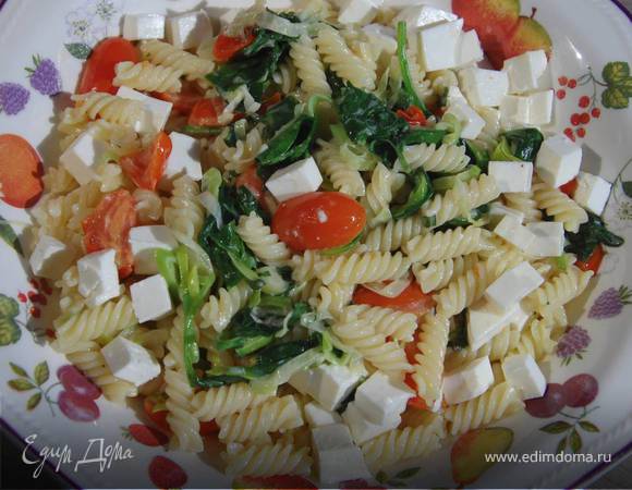 Паста со сливочным соусом из порея и шпината 