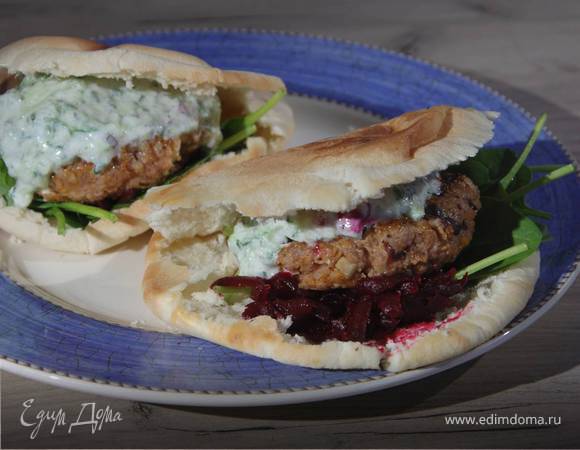 Бургеры с ягнятиной, фетой и оливками 