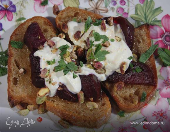 Тосты со свеклой, фисташками и йогуртовой заправкой