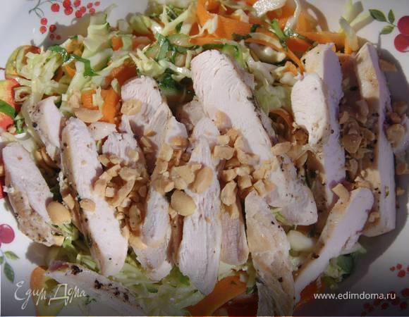 Вьетнамский салат с курицей и арахисом 