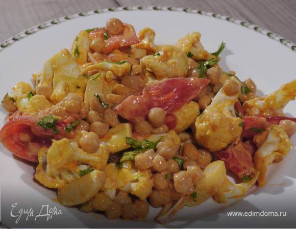 Салат из нута и пряной цветной капусты 