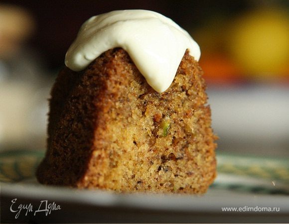 Пирог с фисташками, грецкими орехами и сметанным кремом 