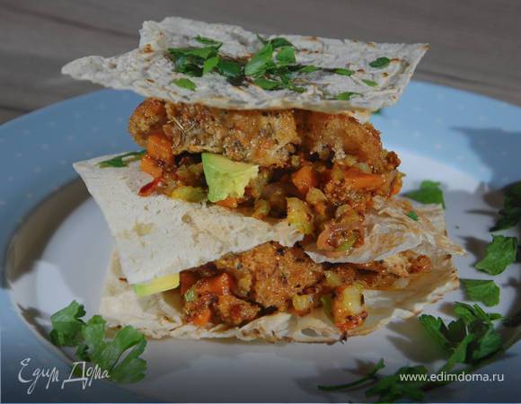 Мильфей с рыбой, авокадо и жареными овощами 