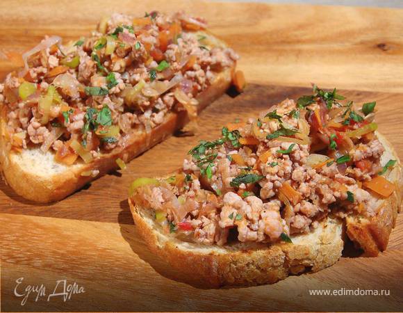 Тосты с индейкой и овощами