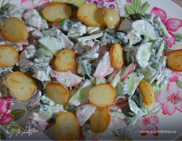 Салат из молодого картофеля с редисом и заправкой из феты 