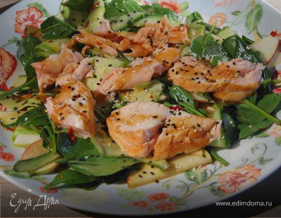 Салат из кабачка с огурцом, семгой и кунжутом 