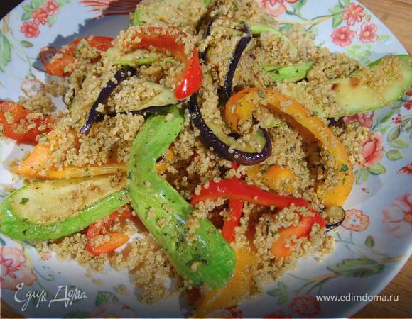 Киноа с жареными овощами и соусом песто 