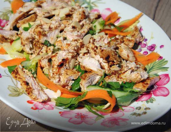 Салат с индейкой, фенхелем и миндалем 