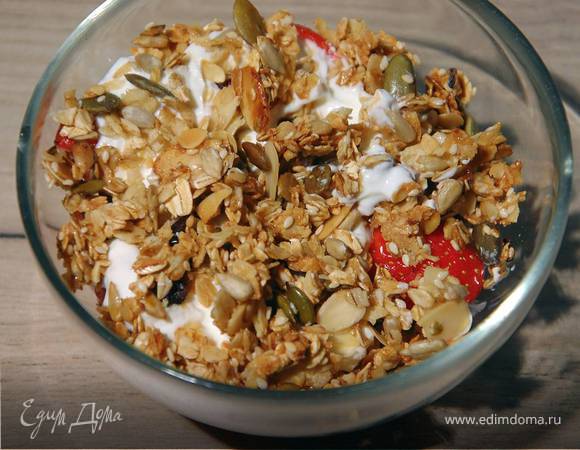 Гранола из семечек с клубникой и йогуртом 