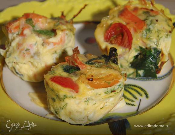 Мини-киши со шпинатом, копченой рыбой и помидорами 