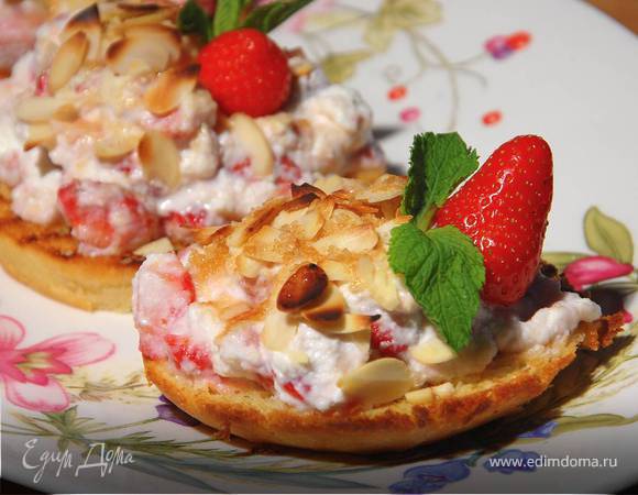 Сладкая брускетта с рикоттой и клубникой 