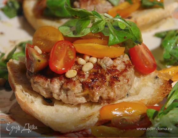 Открытый сицилийский бургер с помидорами 