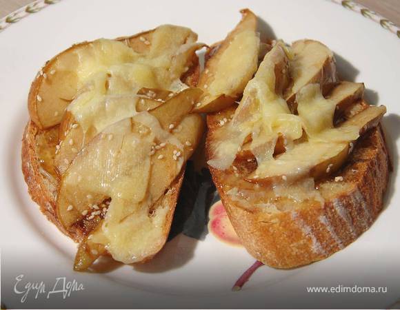 Тосты с инжирным вареньем, запеченными грушами и сыром 
