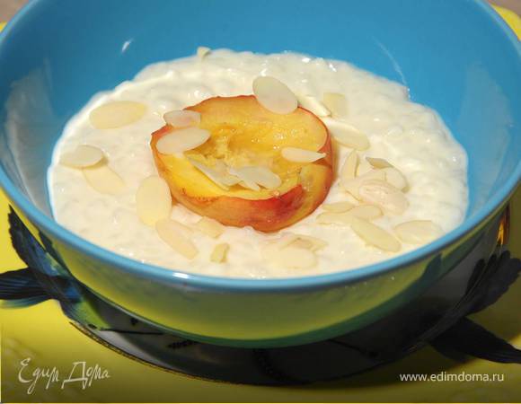 Рисовая каша с белым шоколадом и запеченными персиками 