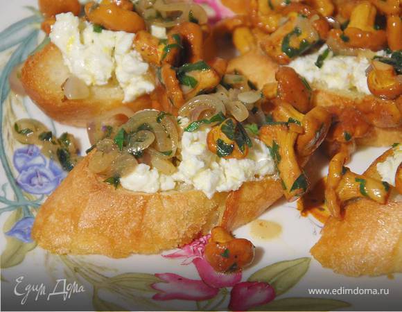 Тосты с лисичками и лимонным сыром 