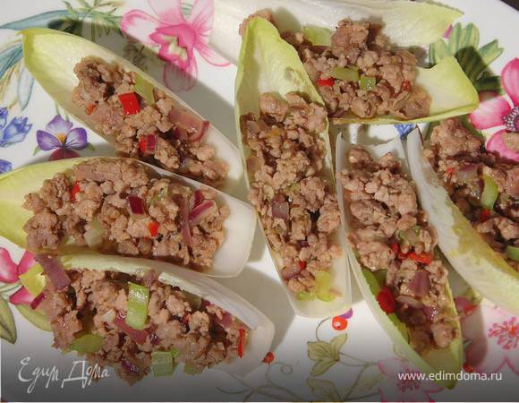 Пряное мясо на листьях цикория 