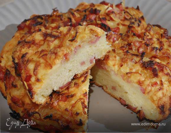Быстрый пирог с ветчиной, луком и сыром 