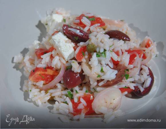 Рис с фетой, помидорами, оливками и каперсами 