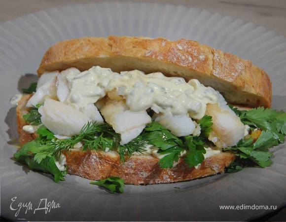 Сэндвич с рыбными пальчиками и тартаром 