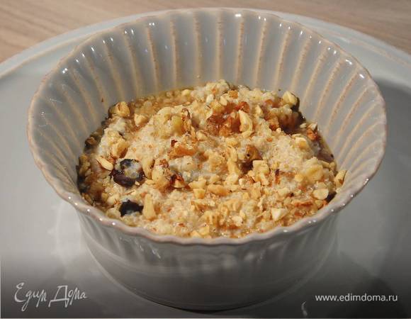 Каша из киноа с орехами и сухофруктами 