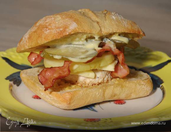 Бургеры с курицей, беконом и голубым сыром 