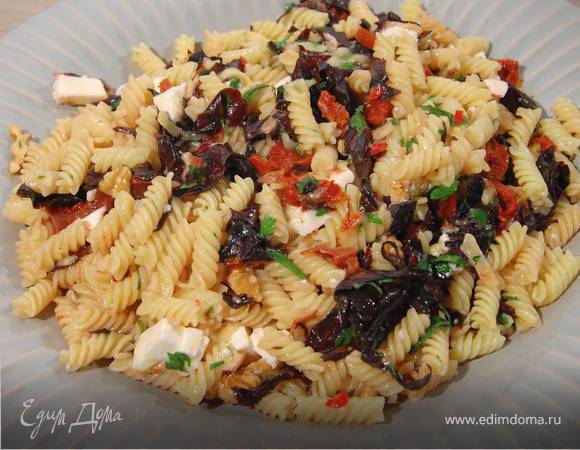 Паста с орехами, помидорами и свекольными листьями 