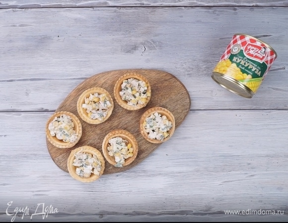 Салат с копченой курицей, грецким орехом и кукурузой в тарталетках