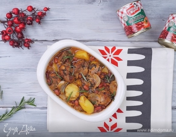 Праздничное жаркое из свинины и фасоли в горшочках