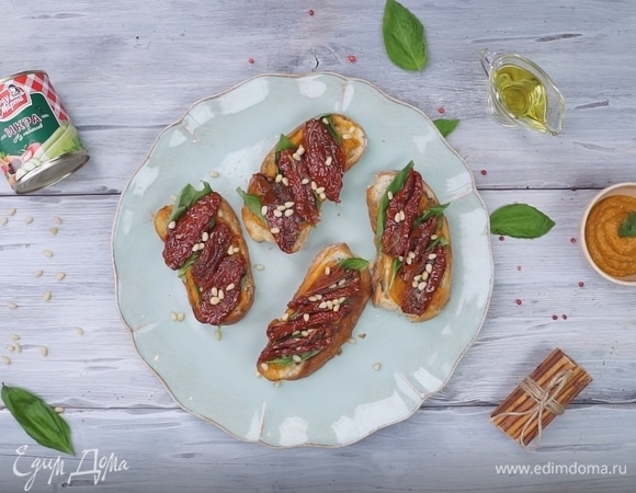 Брускетта с кабачковой икрой и кедровыми орешками