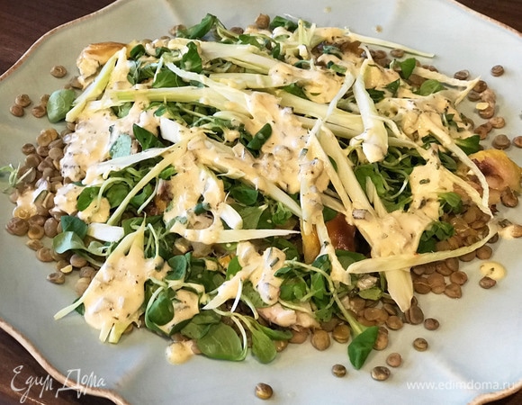 Салат с копченой скумбрией и зеленой чечевицей