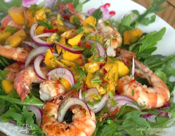 Салат с маринованными креветками и соусом из манго
