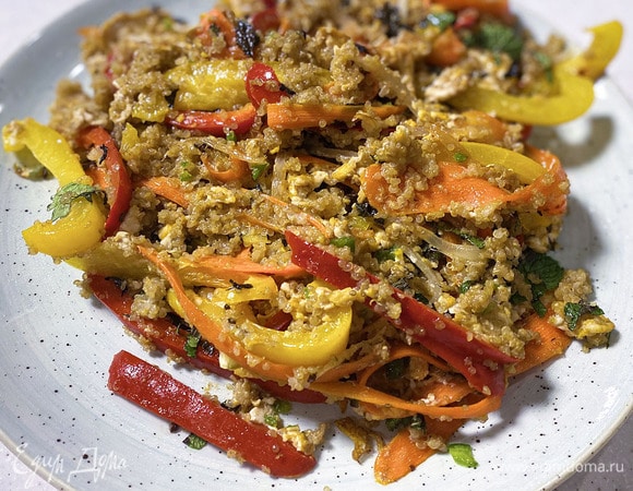 Киноа со сладким перцем и яйцами скрэмбл