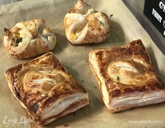 Слойки с инжирным вареньем и козьим сыром