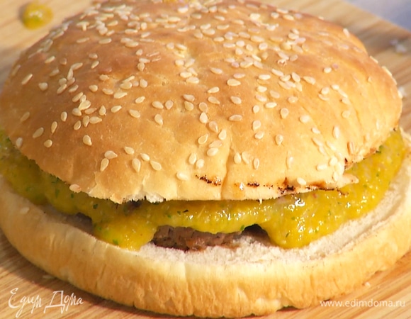 Ароматный бургер с соусом из манго и ананаса