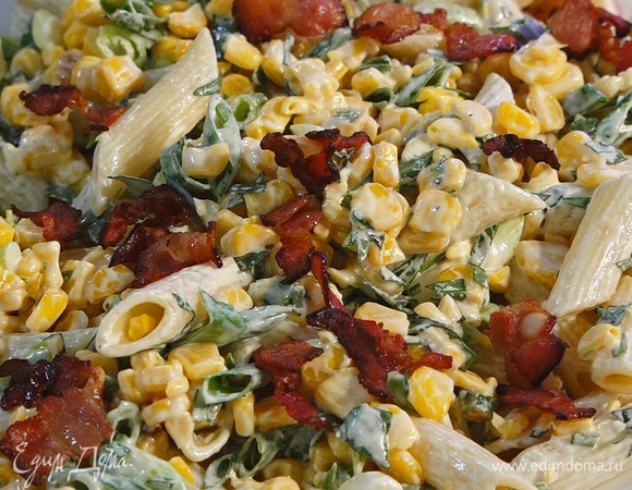 Салат из макарон с беконом, кукурузой и сметанной заправкой