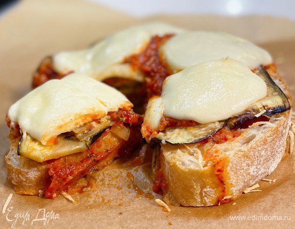 Parmigiana di melanzane на хлебе