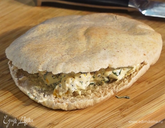 Пита с курицей, орехами и курагой