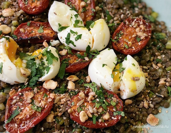 Чечевица с помидорами, яйцами и приправой дукка