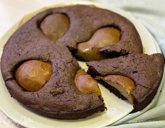 Шоколадный пирог с орехами и грушей