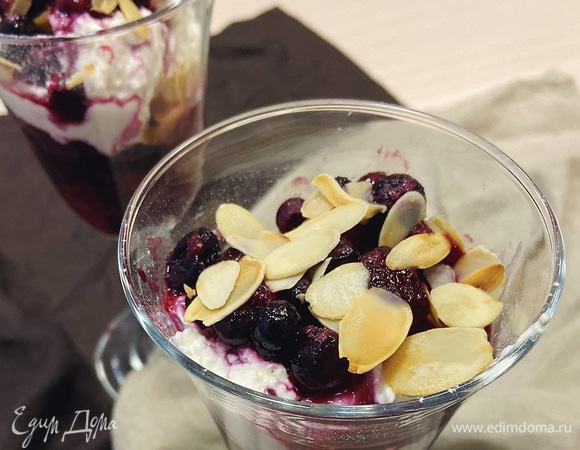 Творожный десерт с ягодами и йогуртом