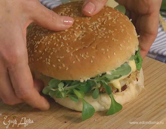 Рыбный бургер с пюре из зеленого горошка 