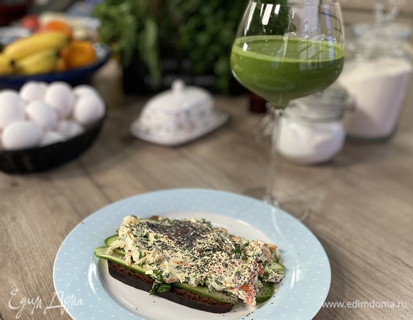 Бутерброд с огурцом и салатом из моркови. Смузи с бананом, шпинатом и кедровыми орехами
