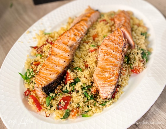 Семга на гриле с теплым салатом из кускуса