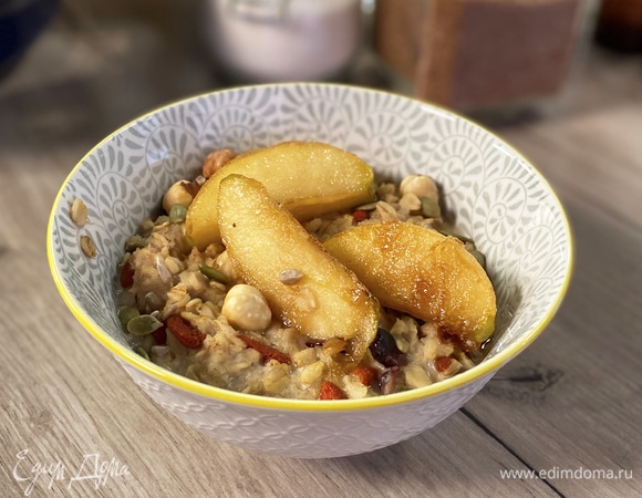 Овсяная каша с яблоками, семечками и ягодами годжи